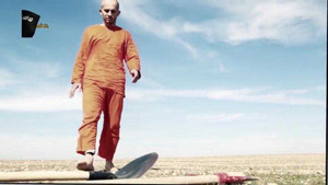 IS tung video bắt tù nhân tự đào mộ trước khi bị hành quyết