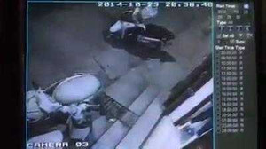 Chủ nhà phì cười xem cảnh trộm bất lực bẻ khóa xe SH