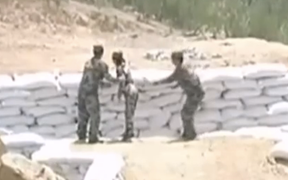 Hãi hùng clip nữ giới ném lựu đạn