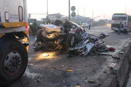 TP.HCM: Container đâm xe đang dừng đèn đỏ, 5 người tử vong