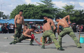 Bộ đội Biên phòng biểu diễn sức mạnh quyền cước, khí công