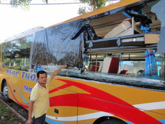 Hàng loạt xe giường nằm bị ném đá, hành khách hoảng loạn