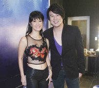 Thanh Bùi tô son môi kỹ hơn Hồng Nhung