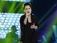 Giọng hát Việt: Tuấn Hưng lên sân khấu xách giày cho thí sinh