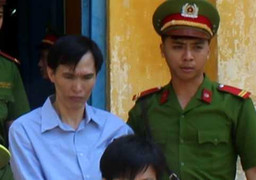 Thanh niên dùng điện thoại quay cảnh hãm hại 2 nữ sinh