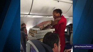 Trễ chuyến bay, phi công mua pizza đãi hàng trăm hành khách