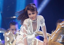 Đông Nhi hở bạo liệt, 'lấy lại danh dự' tại Vietnam Idol