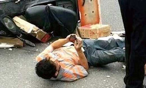 Bị tai nạn giao thông vẫn nằm chơi điện thoại