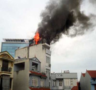 Khách sạn bốc cháy dữ dội, khách hoảng loạn la hét