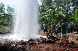 Clip: Khoan giếng, gặp mạch nước ngầm phun cao hàng chục mét