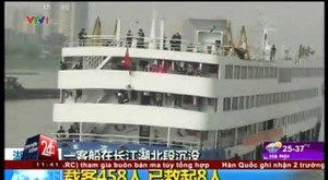Clip: Lốc xoáy đánh lật tàu chở 450 người trên sông Trường Giang, Trung Quốc