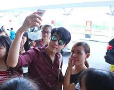 Noo Phước Thịnh tạo dáng nhí nhảnh giữa vòng vây fans