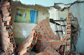 Taxi đâm thủng 2 nhà dân trong buổi sát hạch tài xế