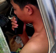 Cảnh sát giao thông cởi trần bắn tốc độ