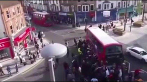 Hàng trăm người đi đường nhấc bổng xe buýt 14 tấn giải cứu người mắc kẹt