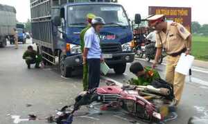 Đâm 2 công an thương vong, xe tải bỏ trốn giữa đêm