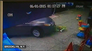 Bé 3 tuổi thoát chết thần kỳ sau khi nằm gọn dưới gầm ô tô