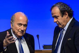 Thế giới bóng đá dậy sóng khi Sepp Blatter từ chức chủ tịch FIFA