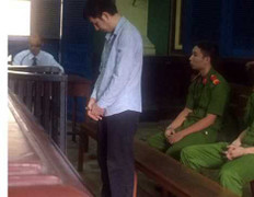 'Khoe' đi khách sạn với bồ cũ, vợ bị chồng sát hại