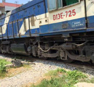 Băng qua đường sắt, cụ ông bị tàu hoả tông văng xa