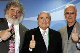 Chủ tịch FIFA Sepp Blatter có thể đã nhận hối lộ từ năm 1998