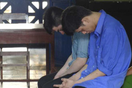 Ngăn côn đồ đánh con, mẹ bị đâm chết