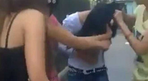 Một phụ nữ bị vợ giám đốc tạt axit vào mặt