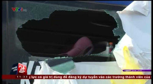 Clip: Hàng loạt xe khách bị ném đá dữ dội trên Quốc lộ 14