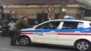 Clip: Taxi tông thẳng vào cảnh sát trên phố Quán Sứ, Hà Nội