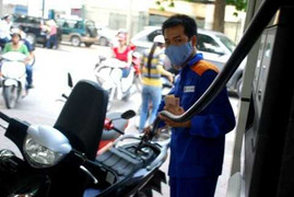 Giảm giá dầu, giữ nguyên giá xăng