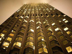 Áp lực quá cao, nhân viên ngân hàng làm việc đến chết