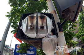 Hết hồn những cột đèn, biển báo giao thông sắp ‘rụng’ ở Hà Nội
