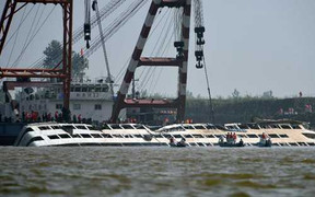 Trung Quốc trục vớt tàu chìm, tổng số 97 người thiệt mạng