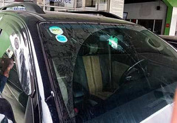 Tài xế cố thủ bên trong, côn đồ vung dao kiếm chém xe