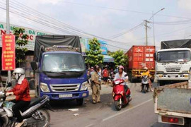 Tai nạn liên hoàn, xe container lao vào nhà dân