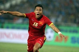 Quế Ngọc Hải tạt bóng kỹ thuật, ghi siêu phẩm khó ngờ