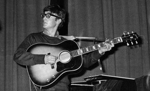 Video: Bán đấu giá cây guitar Gibson huyền thoại của John Lennon
