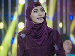 Gương mặt thân quen: Không nhịn được cười xem Khương Ngọc giả gái