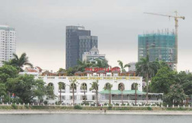 Nhà hàng sang trọng mọc trên đất xây khu vui chơi công cộng