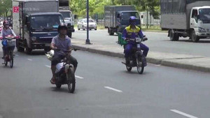 Xe cũ nát tung hoành trên phố Sài Gòn