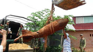 Thót tim xử lý quả bom khổng lồ trong khu dân cư