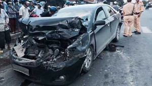 Tài xế xe biển số xanh bỏ trốn sau tai nạn