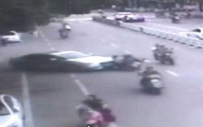 Video: Người phụ nữ sống sót thần kỳ dưới gầm xe Audi