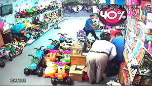 Kẻ gian người nước ngoài 'thôi miên' cuỗm tiền trong cửa hàng ở Hà Nội