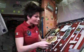 Video: Tròn mắt xem phi hành gia nấu ăn ngoài vũ trụ