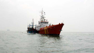 Tàu cảnh sát biển Trung Quốc dùng vòi rồng tấn công tàu cá Việt Nam