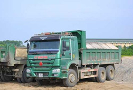 Bị cảnh sát kiểm tra xe chở quá tải, tài xế khóa cửa xe bỏ đi