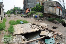 Cận cảnh con đường đầy rẫy 'bẫy giết người' ở Hà Nội