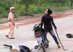 Hung hãn đánh CSGT vì bị ghi hình