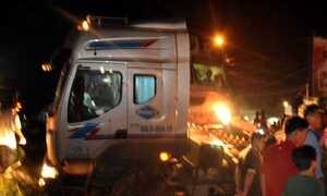 Tàu hoả tông xe container bay 20m, đường sắt tê liệt